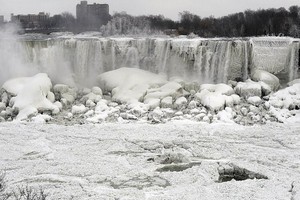 Pemandangan Langka: Air Terjun Niagara Membeku!