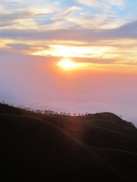 Bukit ini sangat cantik jika dilihat dari puncak pada saat pagi hari. Dari kejauhan, bukit terlihat berundak-undak. Tak lupa, mentari pagi yang memerah nan indah (Shafa/detikTravel)