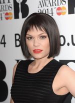 Gaya Serba Hitam Jessie J