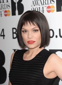Jessie J tampak percaya diri tampil dengan wig hitam. Samir Hussein/Getty Images.     
