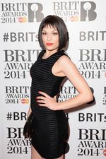 Gaya Serba Hitam Jessie J