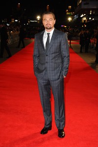 Bintang 'Titanic' itu tampil mengenakan setelan jas yang necis di acara tersebut. Anthony Harvey/Getty Images.