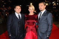 Para cast member seperti, aktor Jonah Hill dan aktris Margot Robbie, ikut bergabung bersama Leonardo DiCaprio untuk berfoto bersama. Anthony Harvey/Getty Images.
