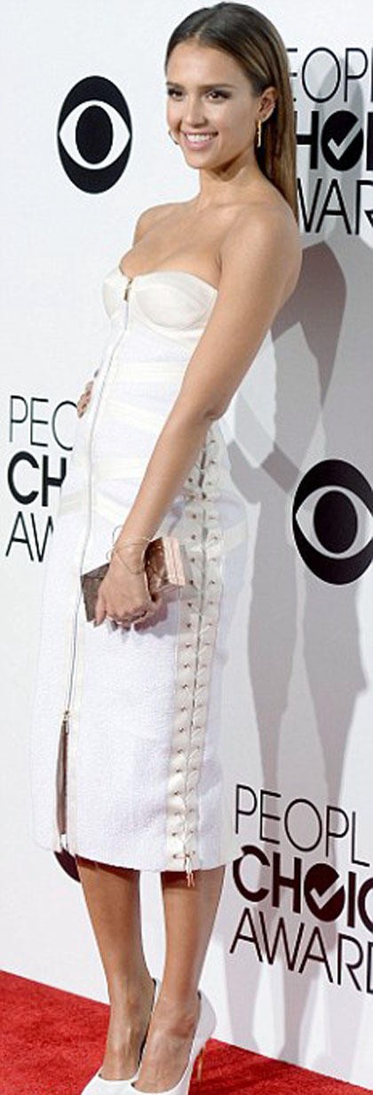White is the new black! Jessica Alba tampil dengan padanan serba putih malam itu, di Nokia Theatre, Los Angeles. Ibu dua anak ini mengenakan corset dress dengan resleting di bagian depan rancangan Jason Wu, dan stiletto dari Casadei.