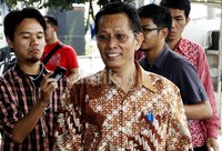 Kasianur tiba di KPK pukul 10.00 WIB dengan mengenakan baju batik warna kuning dan menjelaskan secara spesifik sengketa Pilkada mana yang kali ini tengah didalami penyidik. Lamhot Aritonang/detikFoto.