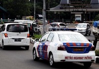 Puluhan  Kendaraaan Melintas di Jalan Halim Perdanakusuma. Hasan Alhabshy/detikFoto.