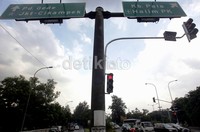 Pemprov DKI berencana memperlebar jalan menuju halim untuk mencegah penumpukan kendaraan akibat mulai diberlakukannya bandara Halim Perdanakusuma sebagai bandara komersil. Hasan Alhabshy/detikFoto.