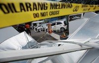     Panel alumunium itu roboh sekitar pukul 15.00 WIB. Saat ini garis polisi juga telah dipasang di lokasi.