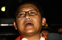 Anas memberikan keterangan sebelum memasuki mobil tahanan yang akan membawanya ke Rutan KPK. Lamhot Aritonang/detikFoto.