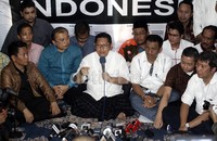 Ditemani sejumlah loyalisnya, Ketua Umum Perhimpunan Pergerakan Indonesia menggelar jumpa pers.