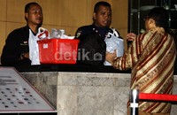Anna Luthfi melaporkan barang-barang yang akan diberikan kepada Anas. Lamhot Aritonang/detikFoto.