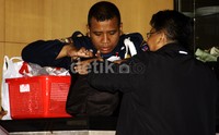 Petugas keamanan KPK mengecek barang-barang yang dibawa keluarga Anas Urbaningrum. Lamhot Aritonang/detikFoto.