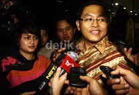 Anna Luthfi mengaku sengaja datang ke KPK malam-malam berharap agar bisa menemui kakaknya. Namun, karena bukan jam besuk, Anna tak diizinkan untuk bertemu dengan Anas. Lamhot Aritonang/detikFoto.