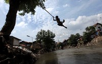 Seperti terlihat di bantaran Sungai Ciliwung, Kampung Pulo, Jakarta Timur, Jumat (10/01/2014).