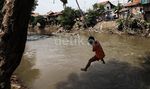 Bermain di Sungai Ciliwung