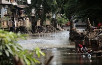Sungai Ciliwung memang masih digunakan untuk beragam aktifitas warga, seperti mencuci termasuk untuk BAB.