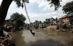 Bermain di Sungai Ciliwung
