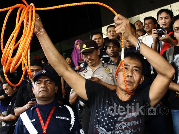 Tagih Janji Anas, Masnun Bawa Tali ke KPK