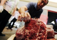 Oleh tersangka, daging celeng tersebut dijual ke pedagang bakmi baso dan pengusaha katering di Jakbar.