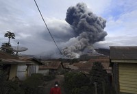 Abu dari gunung Sinabung, siap menghujani pemukiman warga. REUTERS/Beawiharta.