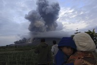 Warga menonton letusan Gunung Sinabung. REUTERS/Beawiharta.