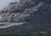 Lebih dari 22 ribu orang telah mengungsi akibat letusan gunung ini. REUTERS/Beawiharta.