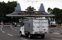 Arus lalu lintas menuju Bandara Halim Perdanakusuma, Jakarta Timur, Jumat (10/1/2014). Jokowi memperkirakan arus lalu lintas keluar masuk bandara Halim Perdanakusuma akan mencapai 1.200 mobil per jam bila seluruh maskapai telah melakukan aktivitasnya dengan normal.