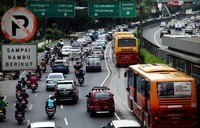 Arus lalu lintas menuju Bandara Halim Perdanakusuma, Jakarta Timur. Jokowi menegaskan untuk pengaturan rekayasa lalu lintas diserahkan kepada Dinas Perhubungan DKI Jakarta dan urusan jalan diserahkan kepada Dinas PU yang semuanya siap bekerja.