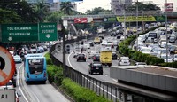 Suasana arus lalu lintas menuju Bandara Halim Perdanakusuma, Jakarta Timur. Tambahan 1.200 unit bukan jumlah yang sedikit sehingga kemungkinan jalannya diperlebar. Berdasarkan laporan Kepala Dinas Pekerjaan Umum Manggas Rudy Siahaan kepada Jokowi, akses keluar masuk ke Bandara Halim bisa diperlebar 3 meter lagi.