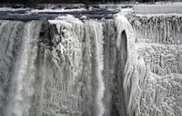 Sebagian sisi air terjun Niagara membeku, 8 Januari lalu. REUTERS/Aaron Harris.