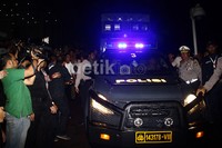 Mobil yang membawa pelempar telur meluncur ke Polda Metro. Lamhot Aritonang/detikFoto.