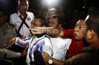 Keempat pria yang mengaku aktivis itu berusaha mengejar pelaku pelemparan telur. Lamhot Aritonang/detikFoto.