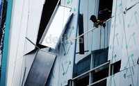 Beberapa panel masih menyangkut di samping gedung.