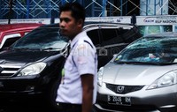 Selain menewaskan satu orang, panel alumunium itu juga menimpa 6 mobil yang diparkir di samping proyek pembangunan pusat kesehatan ibu dan anak tersebut.