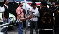Polisi melakukan olah TKP.