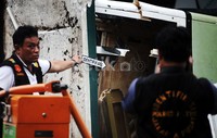 Polisi melakukan olah TKP. Dalam peristiwa tersebut, Dedi (38), tukang ojek yang kerap mangkal di RSCM tewas tertimpa panel alumunium.