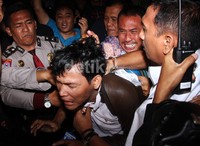 Pendukung Anas mengamankan pelaku pelemparan telur. Lamhot Aritonang/detikFoto.