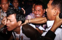 Gede Pasek membantu mengamankan pelaku pelemparan telur. Lamhot Aritonang/detikFoto.
