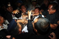 Polisi mengamankan pelaku pelemparan telur. Lamhot Aritonang/detikFoto.