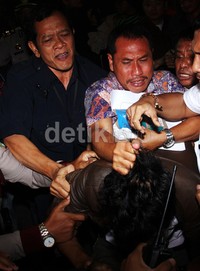 Pelaku pelemparan telur sempat menjadi bulan-bulanan pendukung Anas. Lamhot Aritonang/detikFoto.