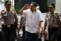Tiba di gedung KPK, Anas memberikan tanda hormat. Lamhot Aritonang/detikFoto.