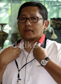 Anas memakai ID KPK sebelum diperiksa. Lamhot Aritonang/detikFoto.