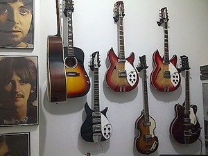 Memuja dan Meraup Fulus dari The Beatles