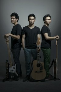 TheOvertunes, terdiri dari Mikha (Lead Vocal, Guitar, Bass), Reuben (Guitar, Bass, Vocal) dan Mada (Bass, Drums, Vocal). (dok. Sony Music)