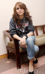 Momo Geisha Tampil Santai