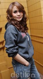 Momo Geisha Tampil Santai