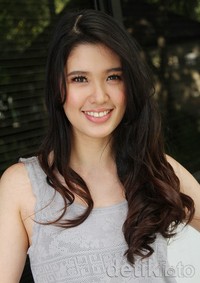 Ia terlihat cantik dengan rambutnya yang bergelombang dibiarkan tergerai. Gus Mun/detikHOT.