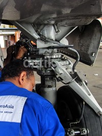 Para teknisi sedang memperbaiki roda pesawat di hanggar milik PT GMF AeroAsia di aeral Bandara Soekarno - Hatta, Cengkareng.