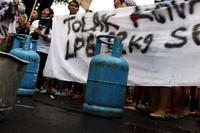 Pendemo berorasi menolak kenaikan harga elpiji 12 kg.