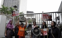 Pendemo juga membawa perabotan rumah tangga.